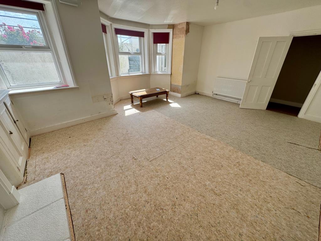 Lot: 182 - SEAFRONT GARDEN FLAT FOR IMPROVEMENT - Living room - alternative view
